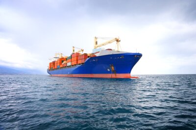 Fototapete Blaues Containerschiff auf See