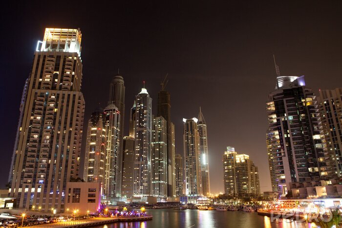 Fototapete Blick auf beleuchtete Gebäude bei Nacht
