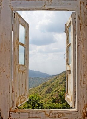 Fototapete Blick auf Berge und bewölkten Himmel aus dem Fenster