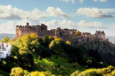 Blick auf das gesamte Schloss in Edinburgh