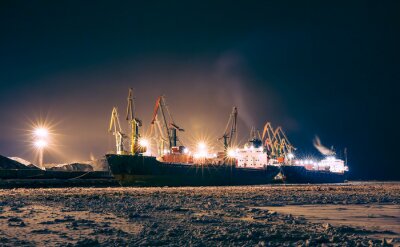 Fototapete Blick auf das Schiff bei Nacht vom Strand aus