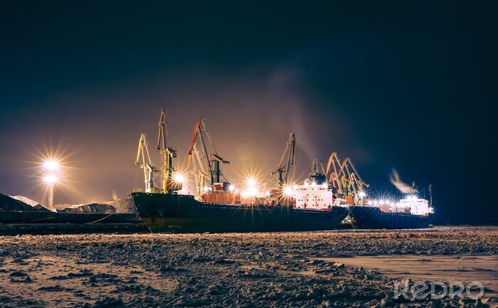 Fototapete Blick auf das Schiff bei Nacht vom Strand aus