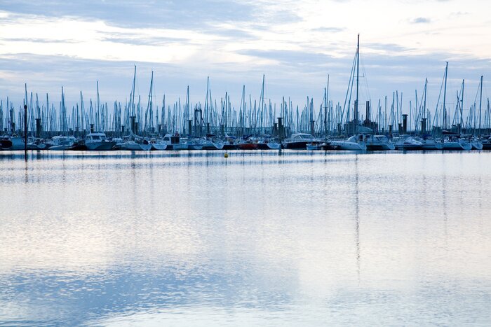Fototapete Blick auf den Hafen mit Segeln
