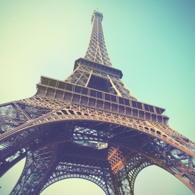 Blick auf Eiffelturm vor dem Hintergrund des Himmels