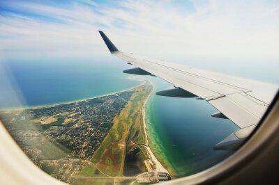 Poster Blick aus dem Flugzeugfenster auf die Halbinsel und den Flügel.