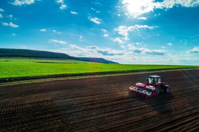Blick aus der Luft auf Traktor und Feld