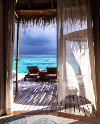 Fototapete Blick aus einem Terrassenfenster auf einen blauen Ozean