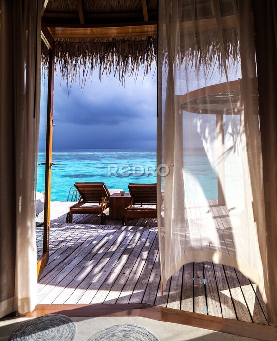 Fototapete Blick aus einem Terrassenfenster auf einen blauen Ozean