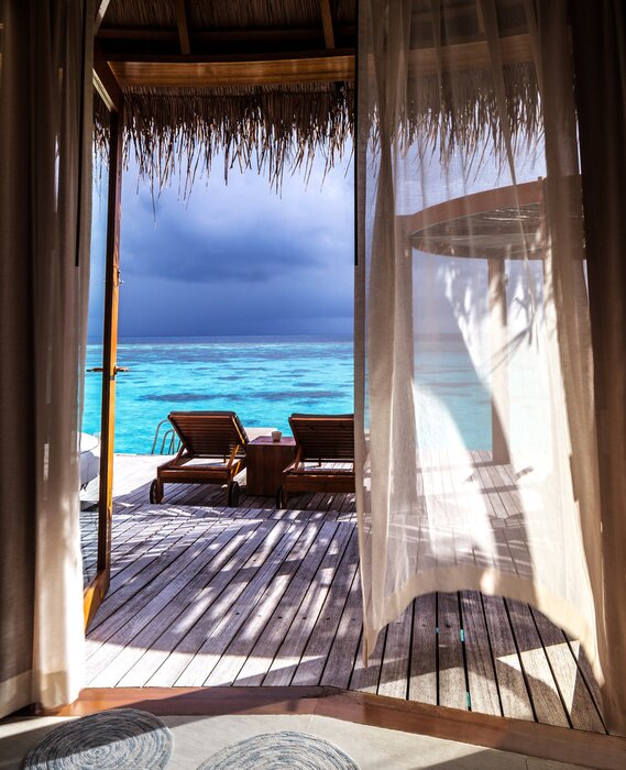 Fototapete Blick aus einem Terrassenfenster auf einen blauen Ozean