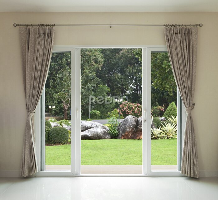 Fototapete Blick durch eine Terrassentür auf einen wunderschönen Garten
