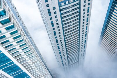 Blick von oben auf Wolkenkratzer im Nebel