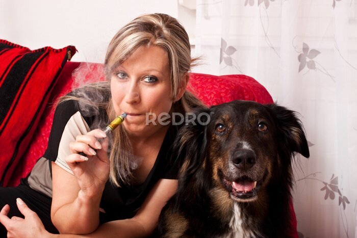 Fototapete Blonde Frau mit Hund und Elektrischer Zigarette