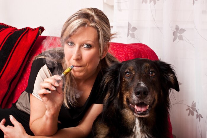 Fototapete Blonde Frau mit Hund und Elektrischer Zigarette