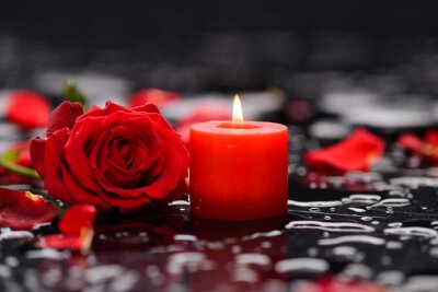 Blumen der Liebe und rote Kerze