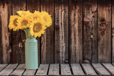 Blumenstrauß aus Sonnenblumen auf einem hölzernen Hintergrund