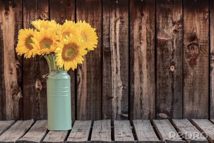 Fototapete Blumenstrauß aus Sonnenblumen auf einem hölzernen Hintergrund