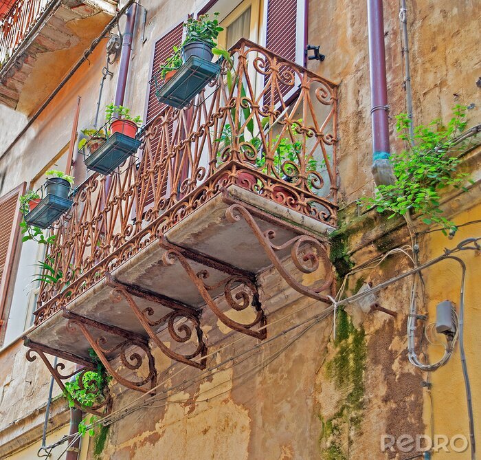 Fototapete Blumiger Balkon im alten Mietshaus