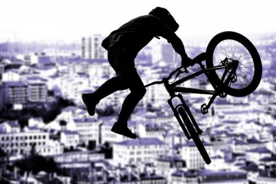 BMX-Rad und Figur über der Stadt