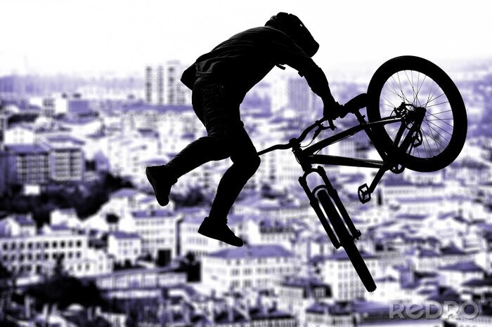 Fototapete BMX-Rad und Figur über der Stadt