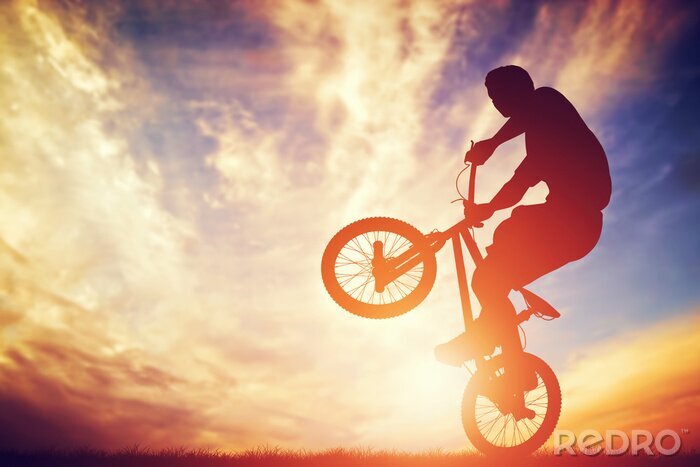 Fototapete BMX-Rad und Mann bei Sonnenuntergang