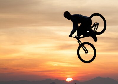 BMX-Radfahrer und Sprung