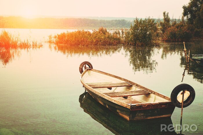 Fototapete Boot am See und Sonnenuntergang