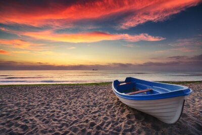 Fototapete Boot am Strand bei Sonnenuntergang