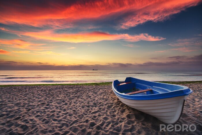 Fototapete Boot am Strand bei Sonnenuntergang