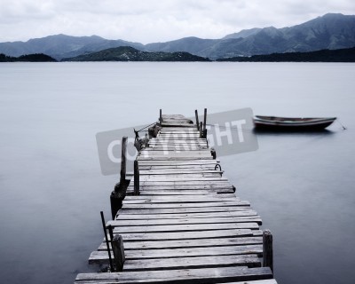 Fototapete Boot beim Steg in Gebirgen