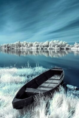Boot inmitten der winterlichen Natur