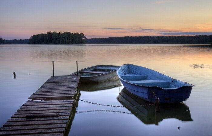 Fototapete Boote beim Steg am See