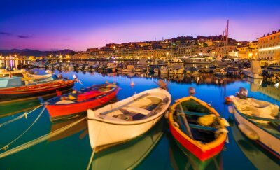 Fototapete Boote vor dem Hintergrund der toskanischen Stadt