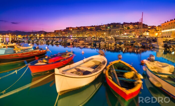 Fototapete Boote vor dem Hintergrund der toskanischen Stadt