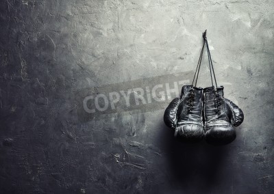 Fototapete Boxhandschuhe an der Betonwand