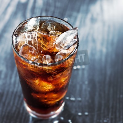 Fototapete Braunes Getränk im Glas