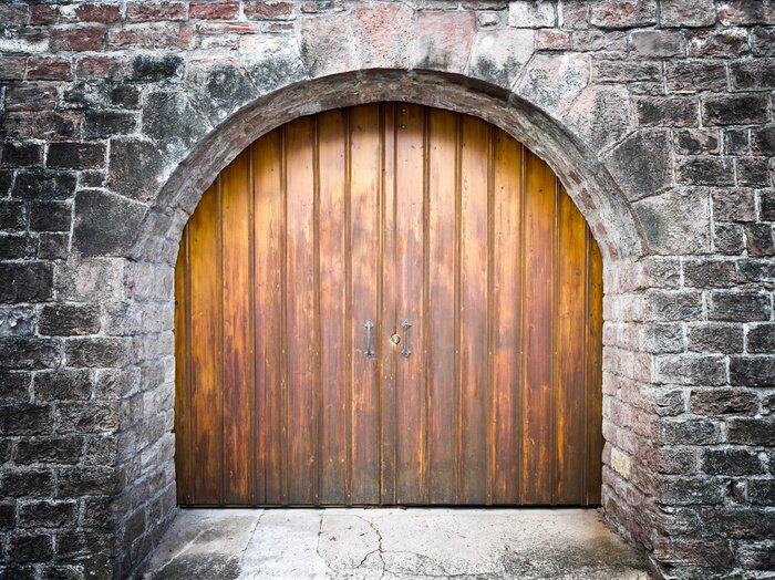 Fototapete Breiter Tor auf Mauerhintergrund