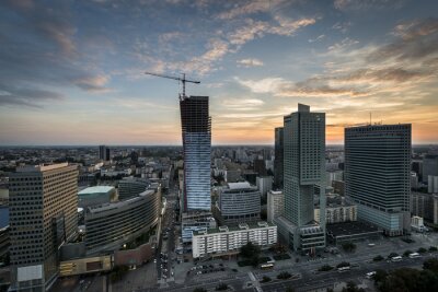 Breitwandblick auf Architektur Warschaus