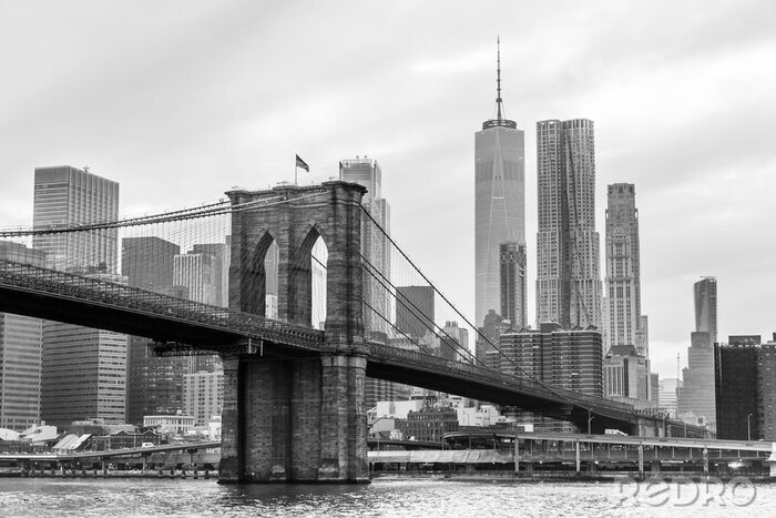 Fototapete Brooklyn Bridge and Manhattan skyline in black and white, New York City, USA.