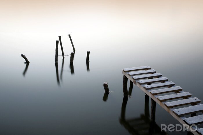 Fototapete Brücke auf einem nebligen See