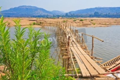 Fototapete Brücke aus Bambussen in Thailand