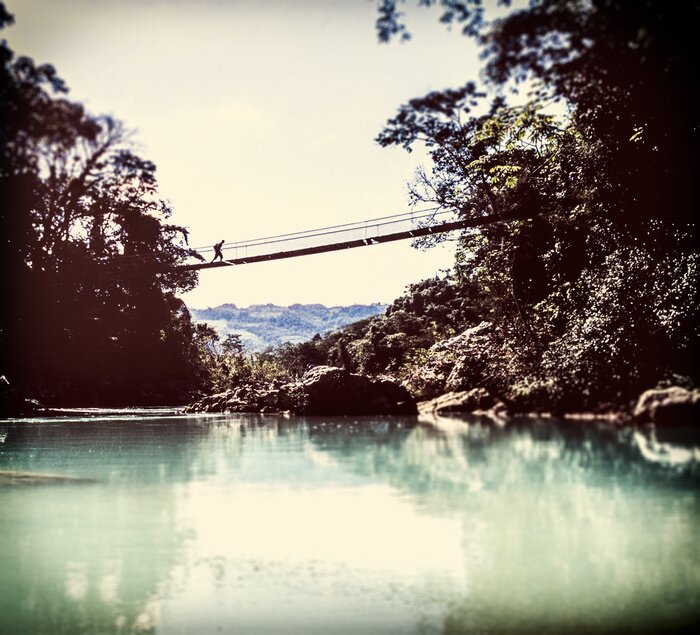 Fototapete Brücke hoch über dem Teich