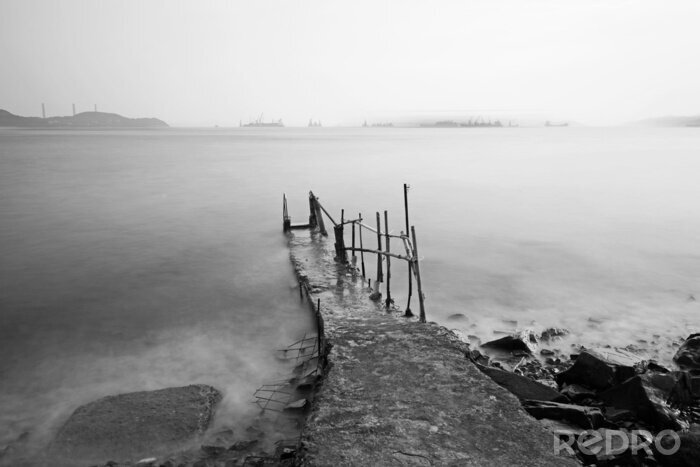 Fototapete Brücke im Nebel am See