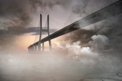 Brücke im Nebel und Sonnenuntergang