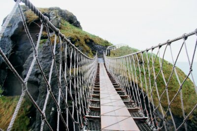 Fototapete Brücke mit Leinen in Gebirgen
