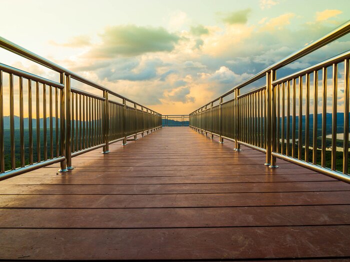 Fototapete Brücke mit Metallabsperrungen