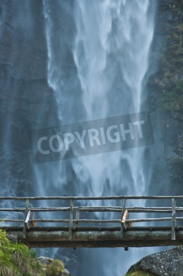 Fototapete Brücke mit Wasserfall im Hintergrund