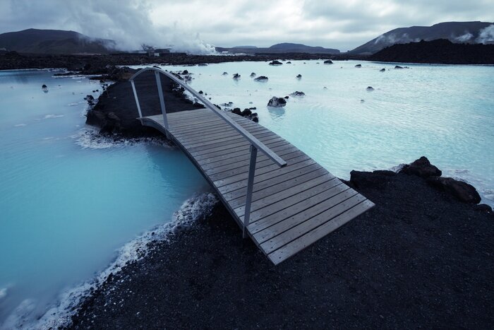 Fototapete Brücke über azurblauem Wasser
