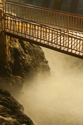 Fototapete Brücke über nebligem Abgrund