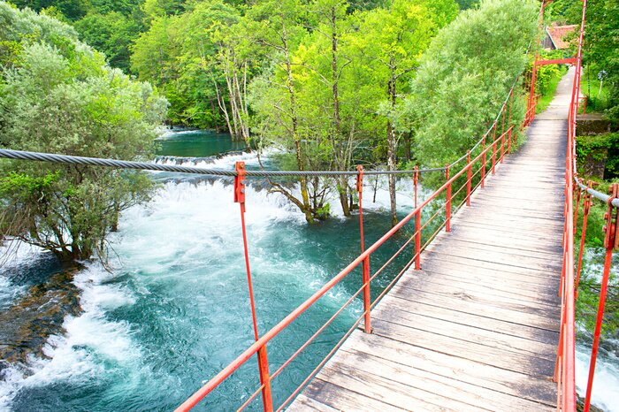 Fototapete Brücke über reißendem Fluss