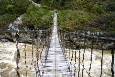 Fototapete Brücke überm Sturzbach